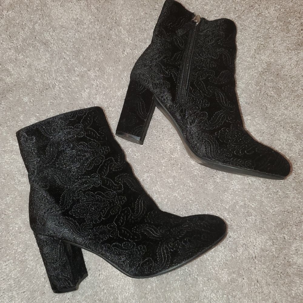 Diba Black Ankle Boots with Velvet Paisley Textured Design GUC Trendy! - Picture 1 of 8